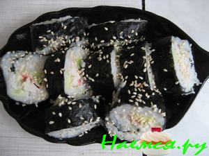 Роллы с авокадо и огурцом в кунжуте