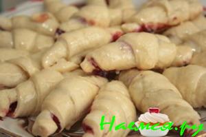 Слоеные рогалики с вишней и сгущенкой