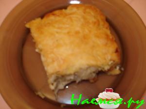 Пирог из слоёного теста с курицей луком и сыром Пирог из слоёного теста с курицей луком и сыром