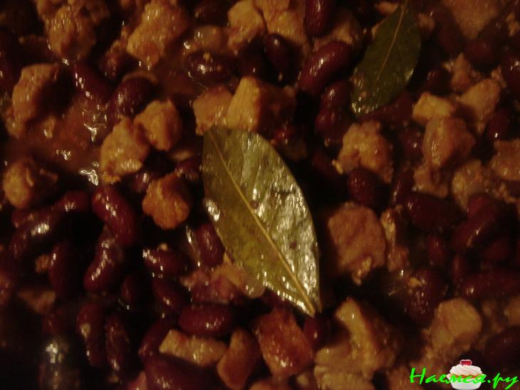 Английский мясной пирог с красной фасолью