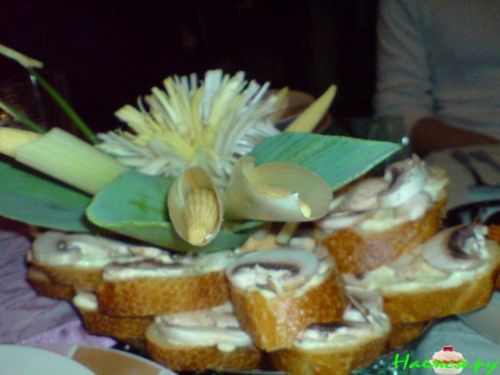 Бутерброды с грибами под майонезом