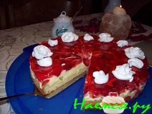 Пирог с ревенем и клубникой