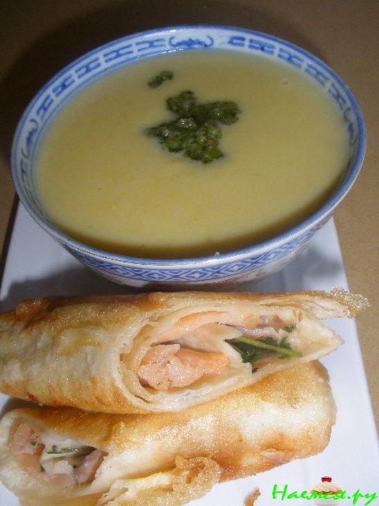 Кукурузный крем - суп с песто и лососевыми роллами
