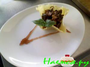 Теплый салат в сырной корзинке Теплый салат в сырной корзинке