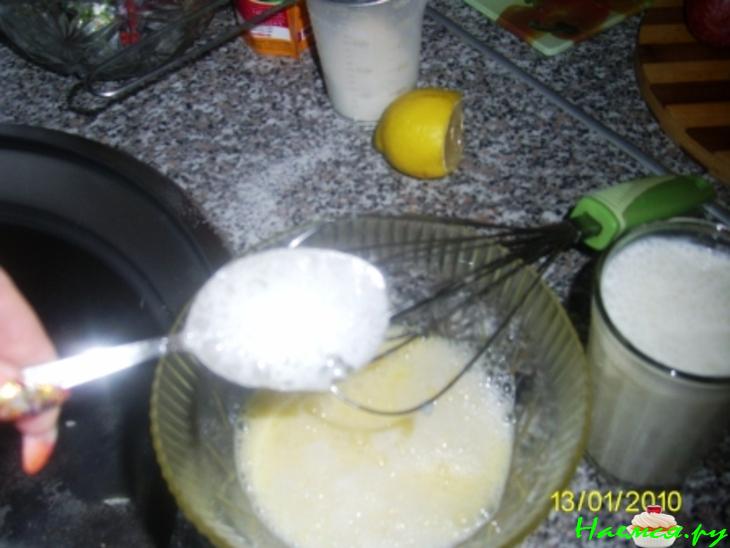 Шоколадное пирожное с желейной прослойкой