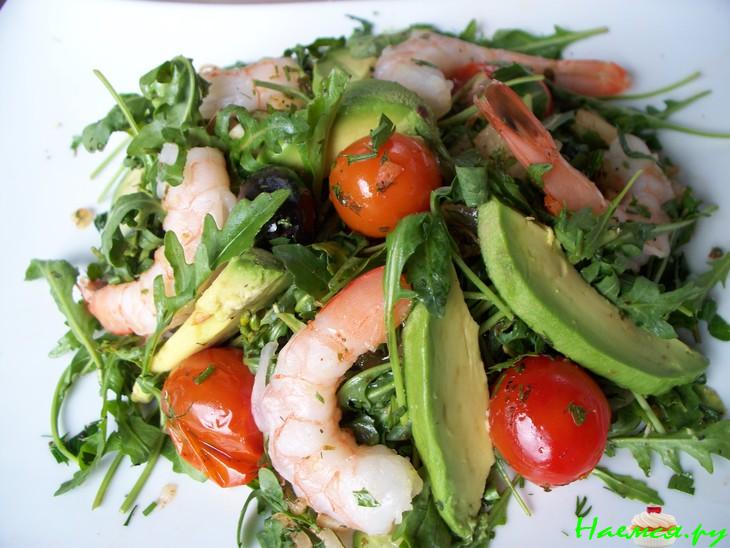 Салат с креветками и маринованными помидорами