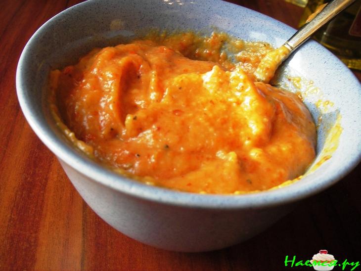 Тилапия запеченная с кабачками и соусом из айвы