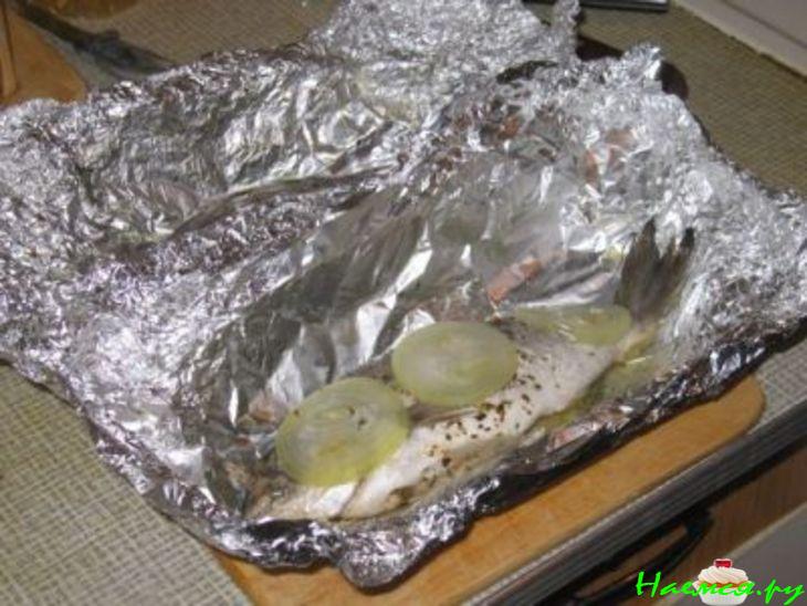 Дорада в фольге с луком