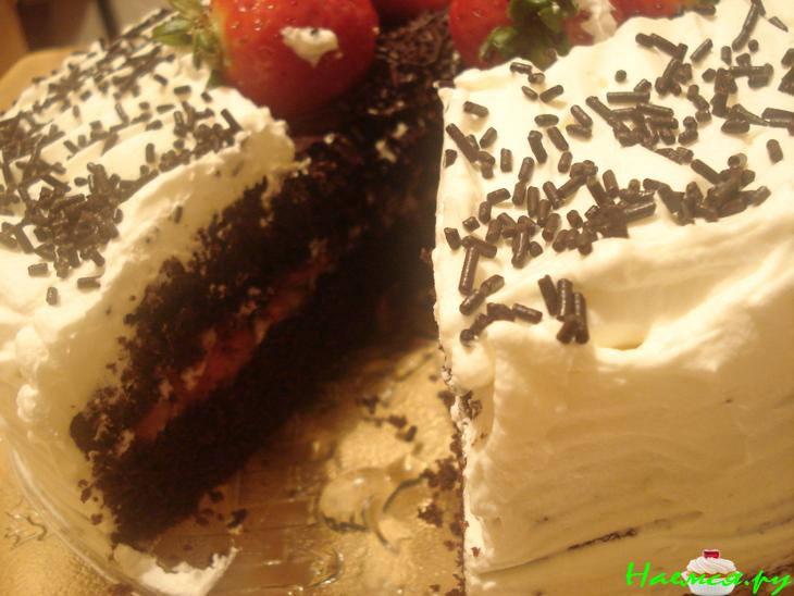 Очень шоколадный торт с клубникой и сливками "Мечта"