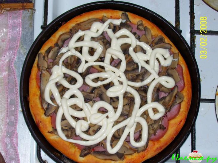 Пицца с жаренным луком