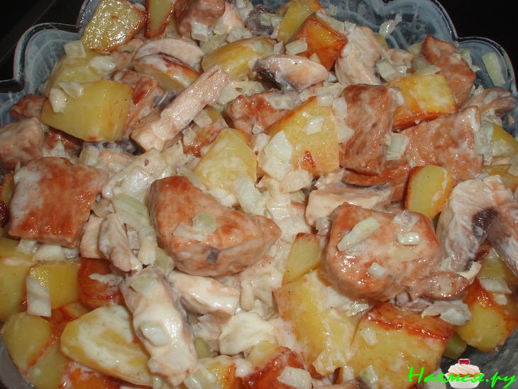 Картофель в горшочке с мясом и грибами