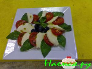 Салат "Капрезе" с соусом песто