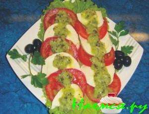 Моцарелла с помидором под соусом из киви