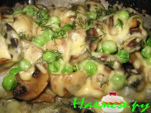 Рыба запеченная под шубой из грибов и свежего горошка