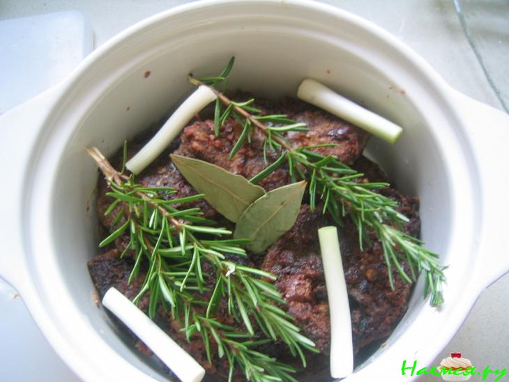 Запеченная говядина в грибном соусе