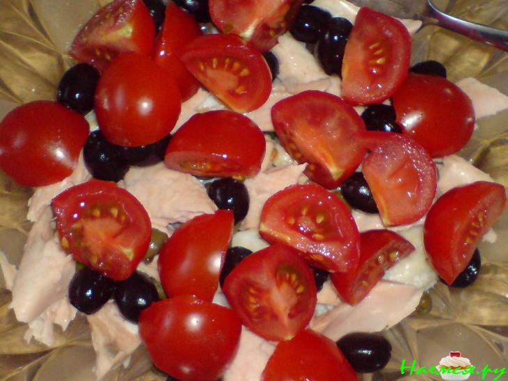 Салат из отварной рыбы и помидорок