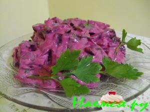 Салат из свеклы с йогуртовым соусом