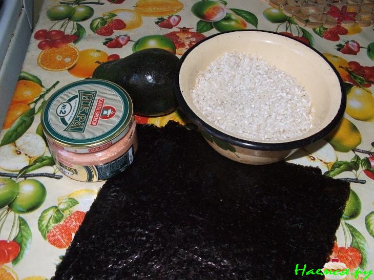 Роллы с авокадо, с икрой мойвы