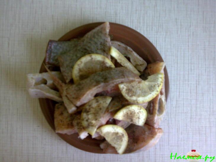 Тилапия жареная с кунжутом и овощами