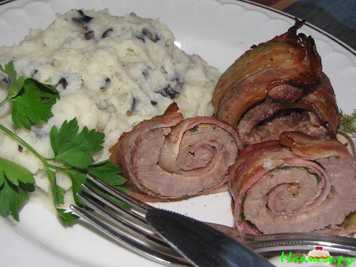 Говядина в беконе с картофельно-грибным пюре