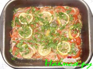 Рыба в томате с лимоном и зеленью