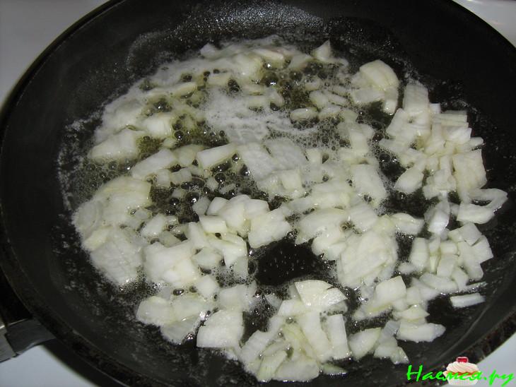 Яичница в сметанно-луковом соусе