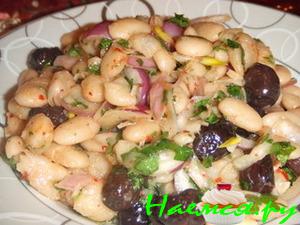 Салат из белой фасоли с маслинами
