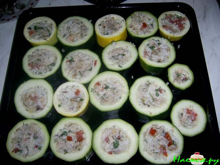 Кабачки фаршированные курицей и рисом