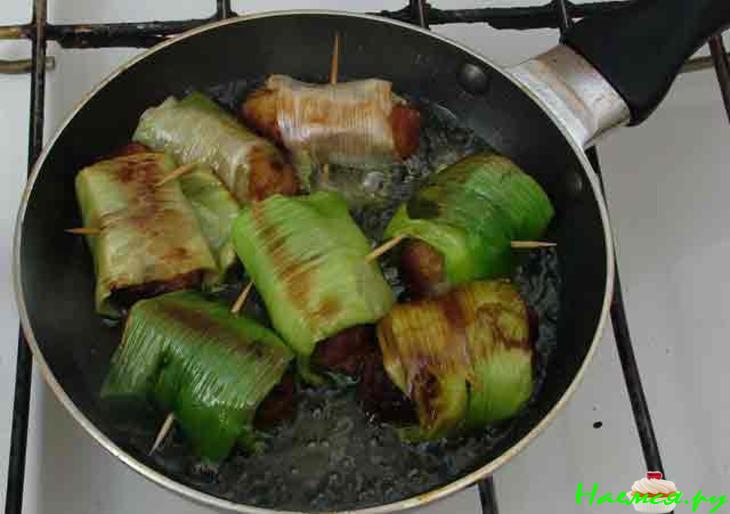 Котлеты в листьях лука-порея