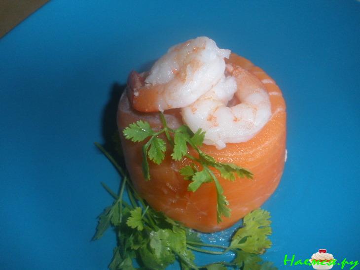Тимбаль из копченого лосося с креветочно-лососевым муссом Тимбаль из копченого лосося с креветочно-лососевым муссом