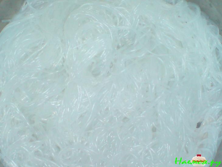 Салат из рисовой лапши с маленькими креветками