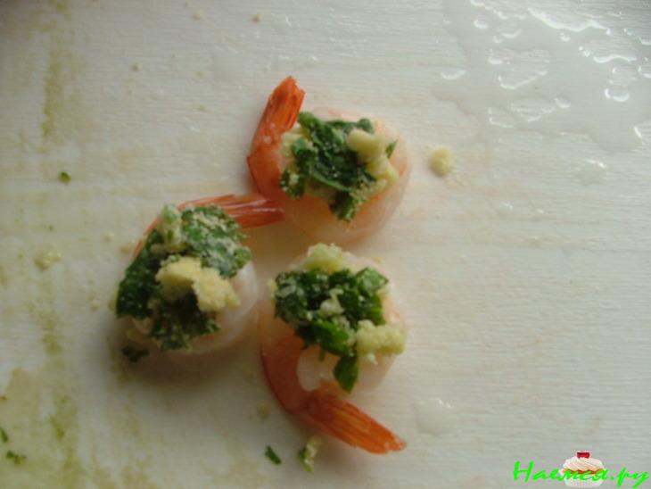 Креветки в беконе, фаршированные пармезаном и базиликом