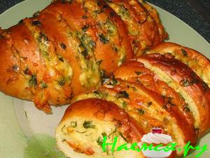 Запеченный батон с сыром и чесноком Запеченный батон с сыром и чесноком