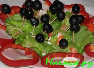 Канапе с креветками, сыром и маслинами