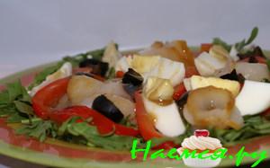 Салат с запеченным перцем и копченной рыбой