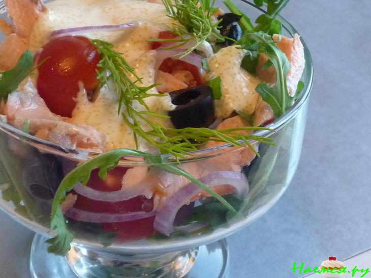 Салат из форели с помидорами и икорным соусом