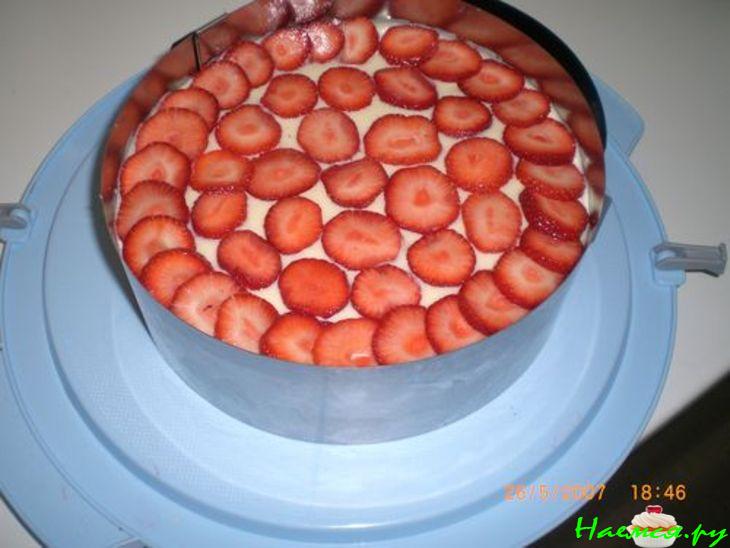 Клубничный торт с кремом Клубничный торт с кремом