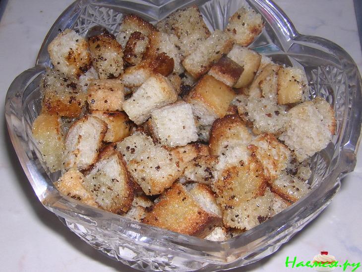 Суп с чесночными гренками на мясном бульоне