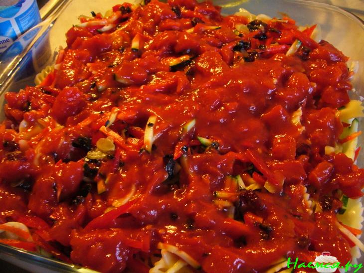 Мясо, запеченное под макронно-овощным гарниром, быстро и без особых хлопот