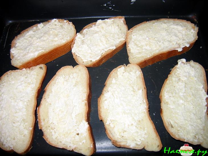 Бутерброды со шпротами, помидорами и сыром