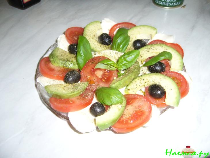 Салат "Капрезе" с авокадо