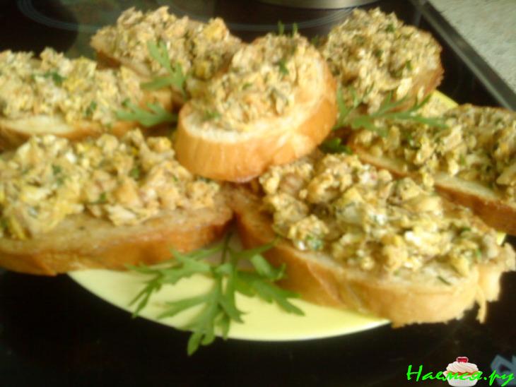 Горячие бутеры со скумбрией и яйцом