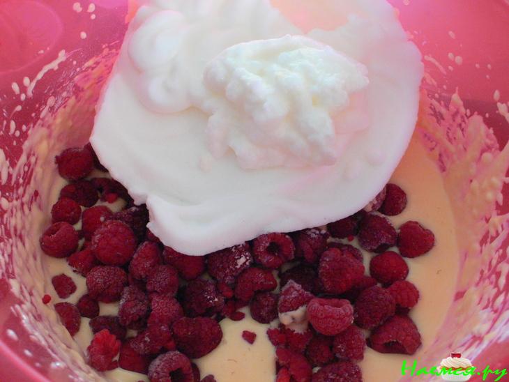 Творожный пирог (с малиной и манкой)