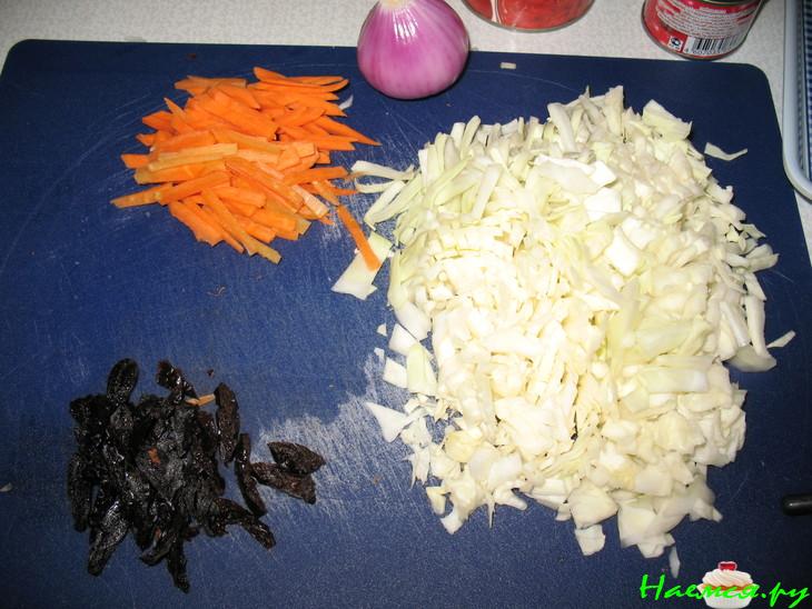 Постный быстрый борщ с грибами и черносливом