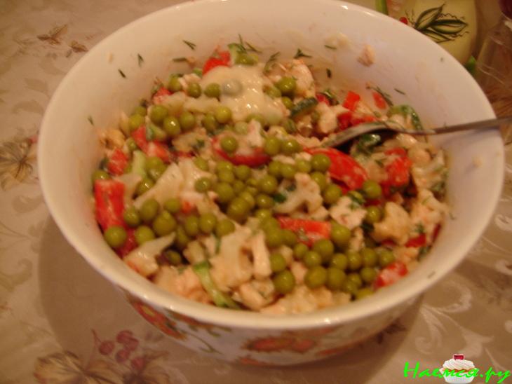 Салат из цветной капусты с куриной грудкой