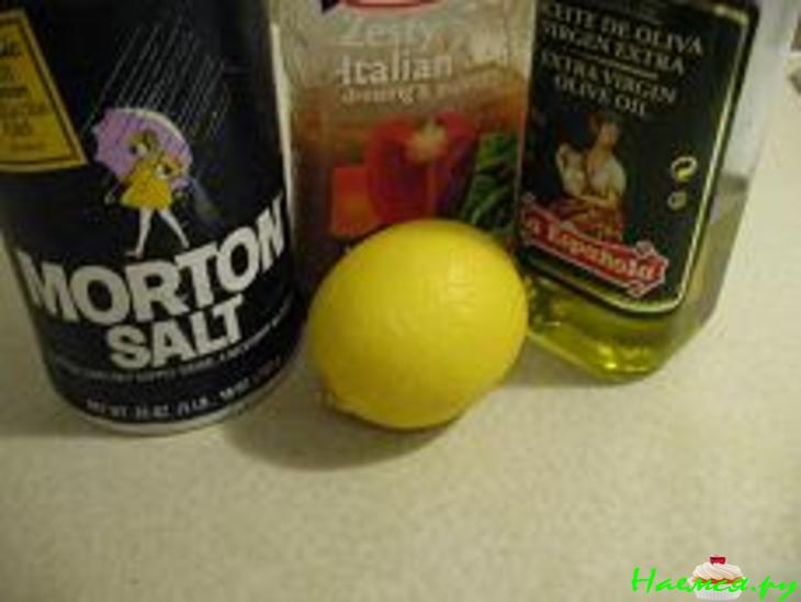 Салат из свежих овощей с маслинами