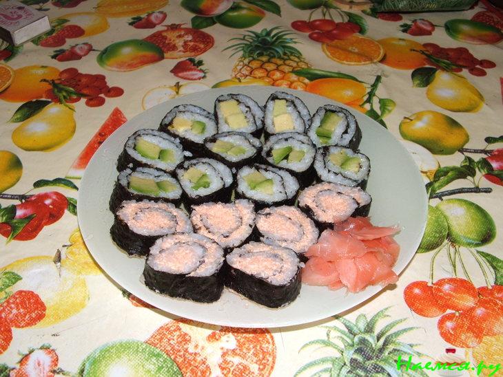 Роллы с авокадо, с икрой мойвы