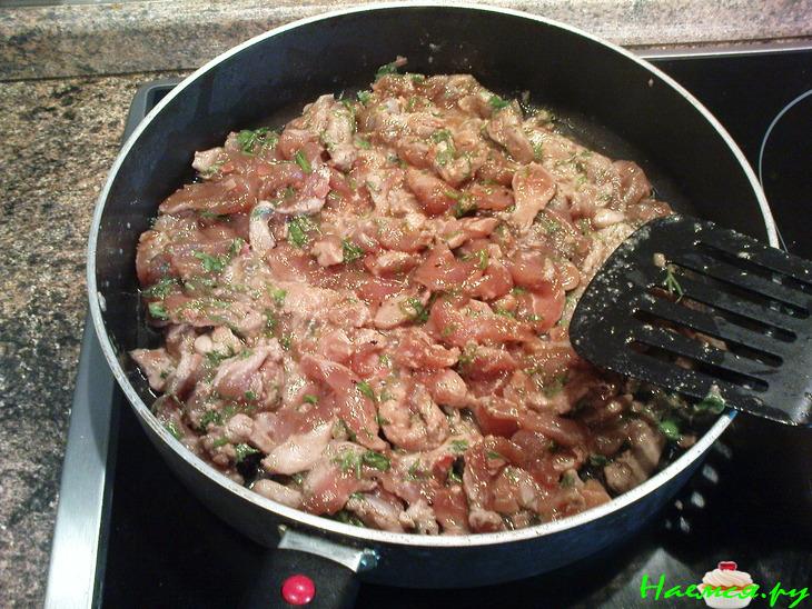 Черная паста с белым соусом