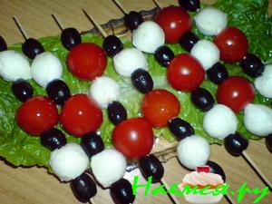 Шашлычки из помидорок и сыра