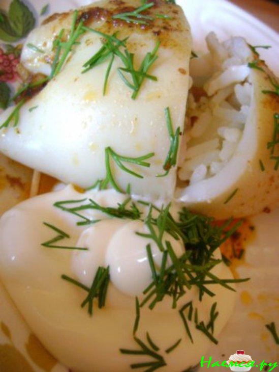 Фаршированные кальмары рисом и яйцами с крабовыми палочками